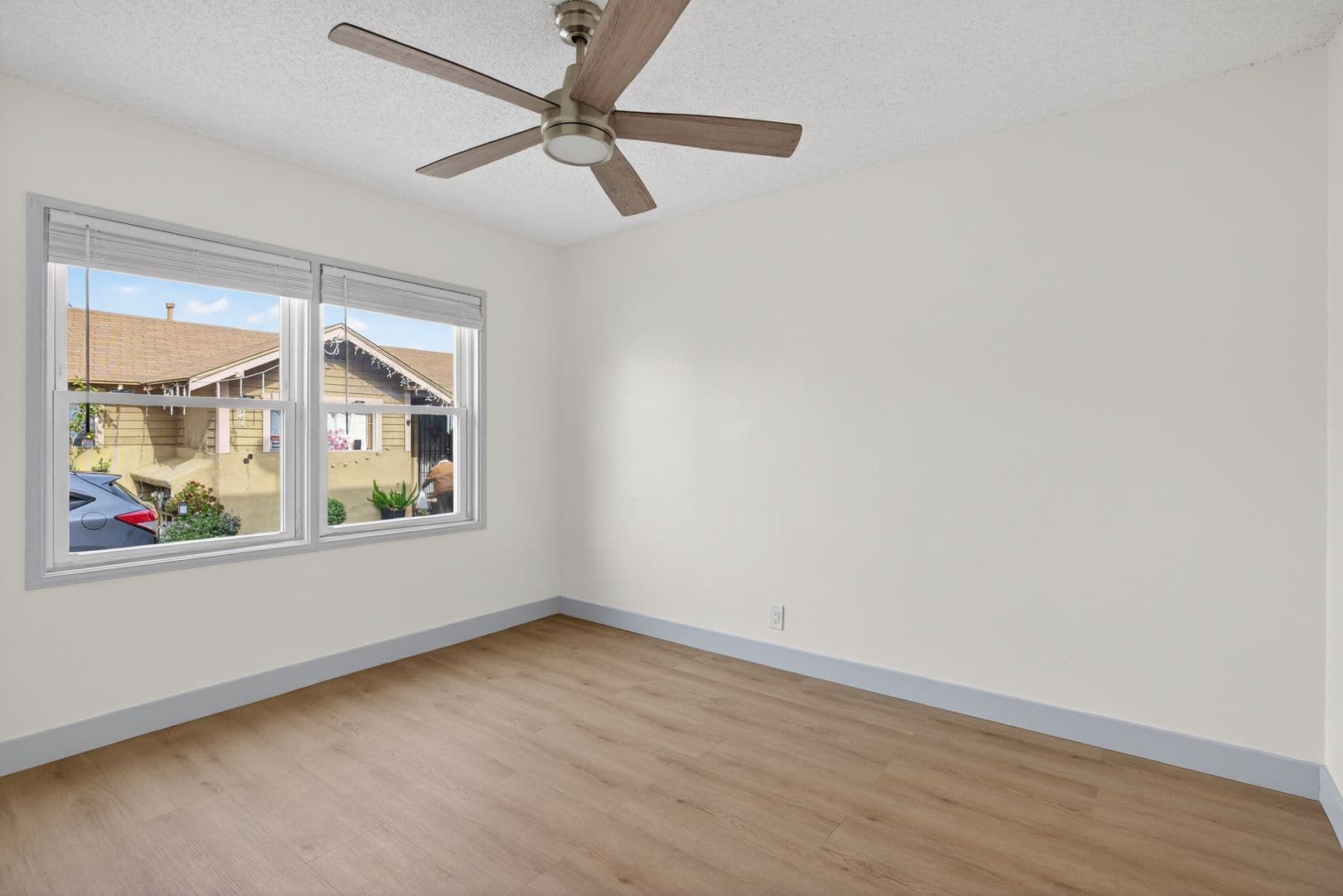 Long Beach Apartment: 933 Alamitos Ave