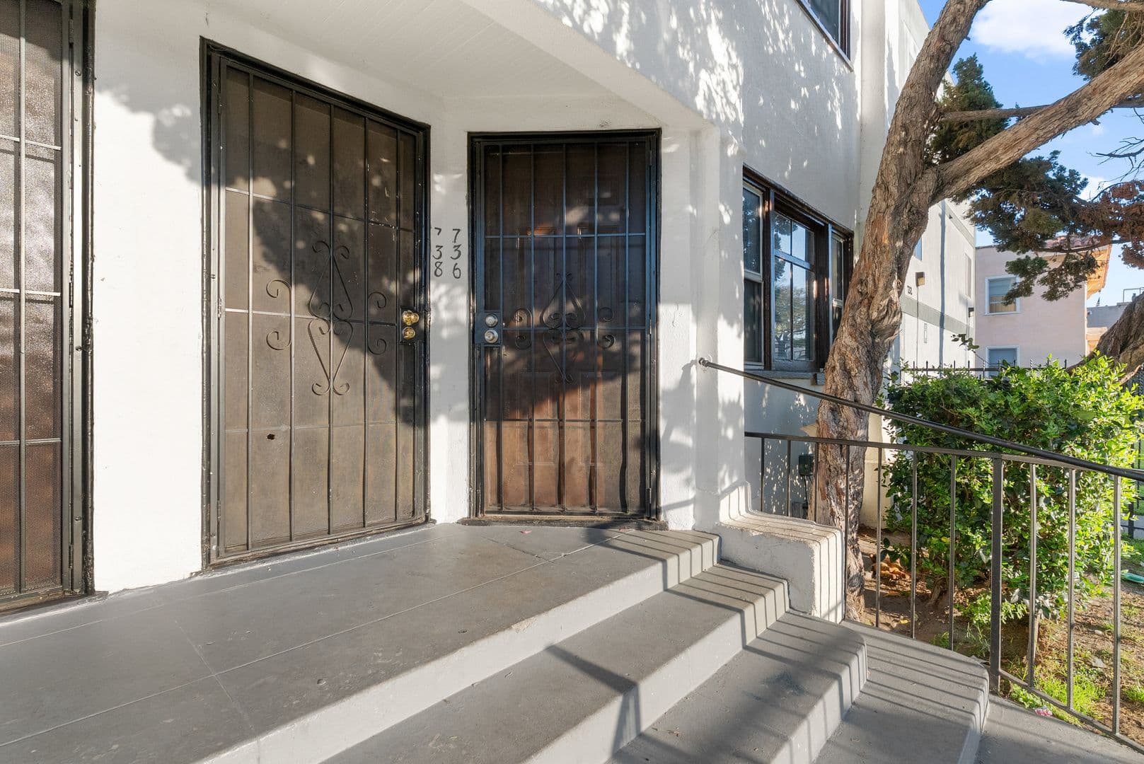 Long Beach Apartment: 736 Olive Avenue