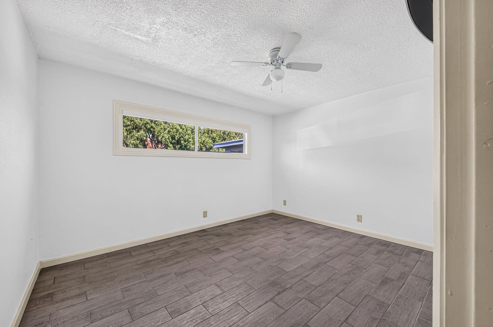 Long Beach Apartment: 328 E 49th St