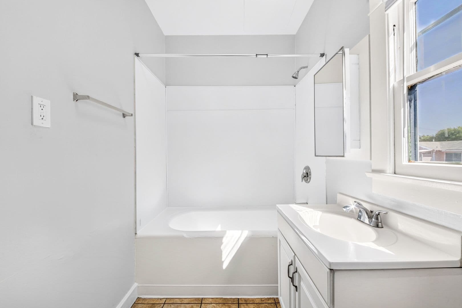 Long Beach Apartment: 1049 E 5th Street