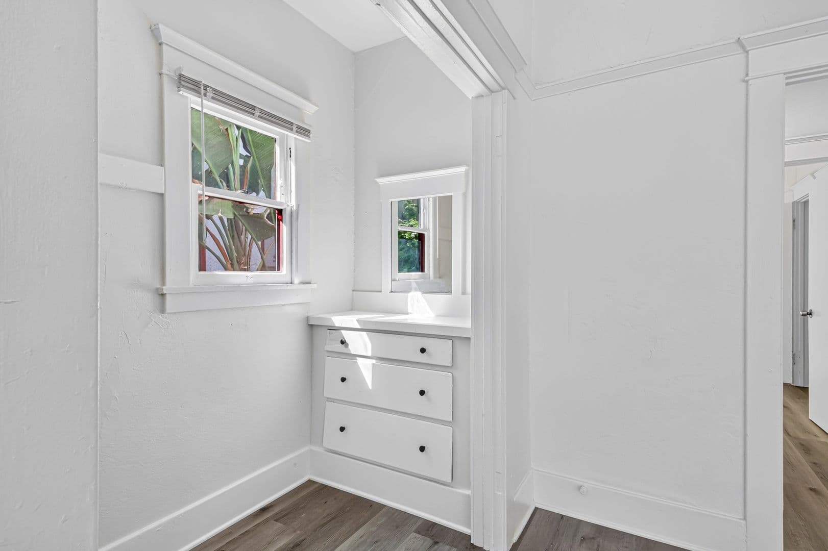 Long Beach Apartment: 1045 E 4th Street
