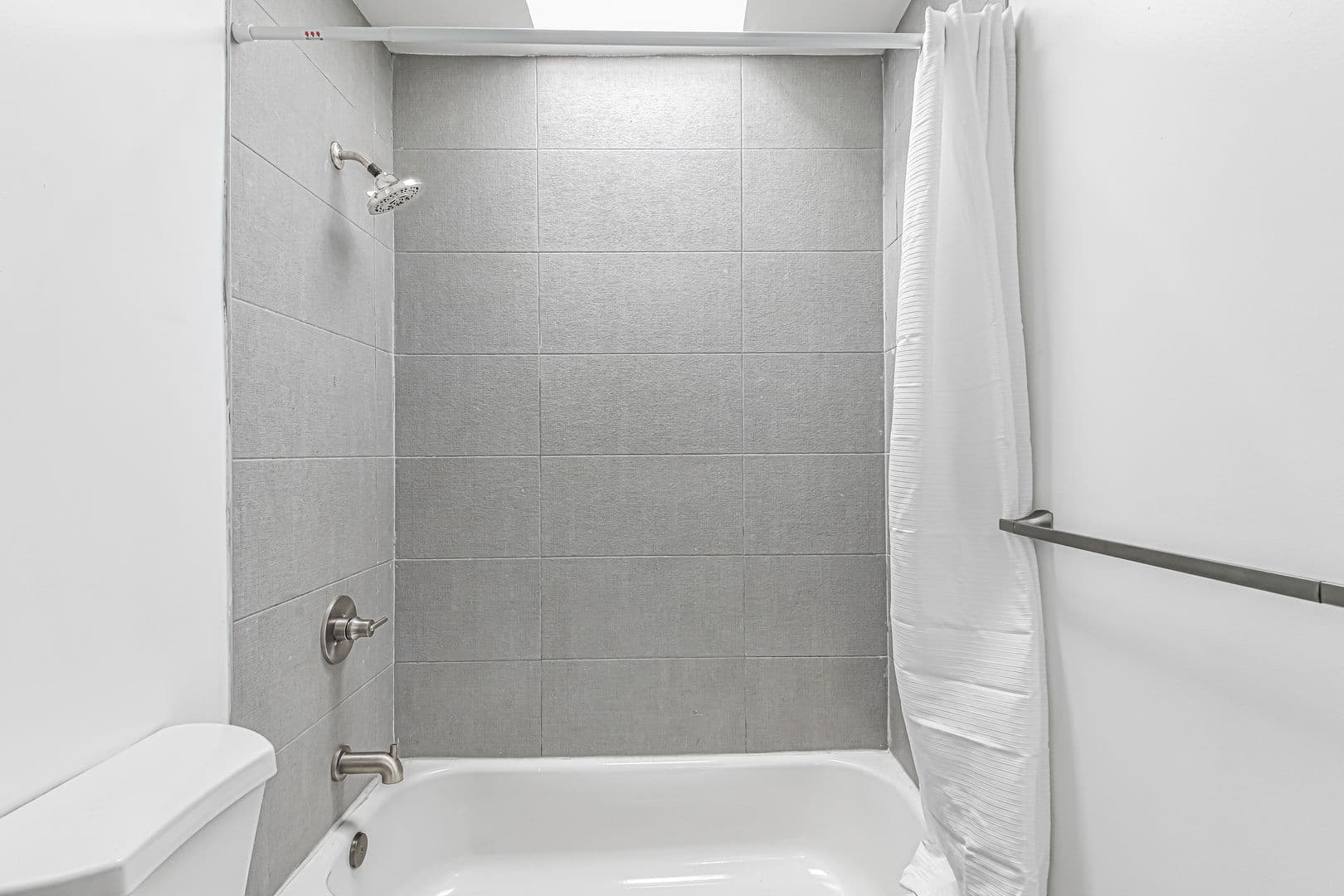 Los Angeles Apartment: 5005 August St