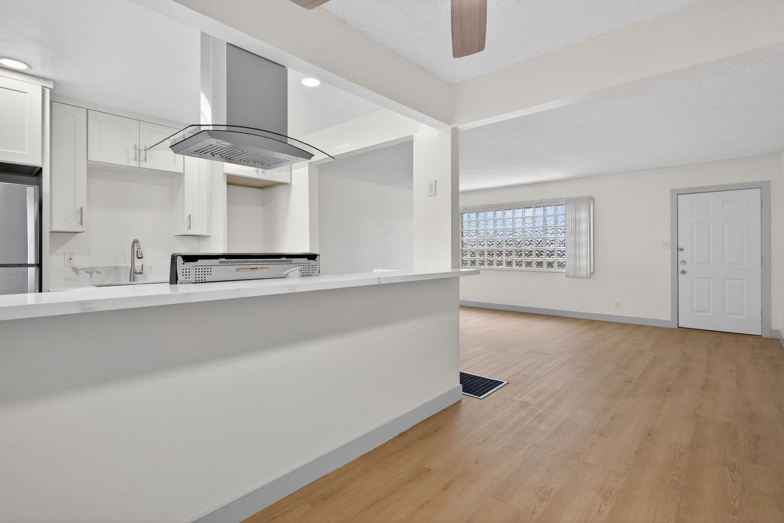 Long Beach Apartment: 933 Alamitos Ave