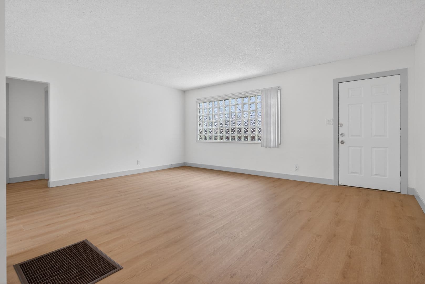 Long Beach Apartment: 933 Alamitos Ave