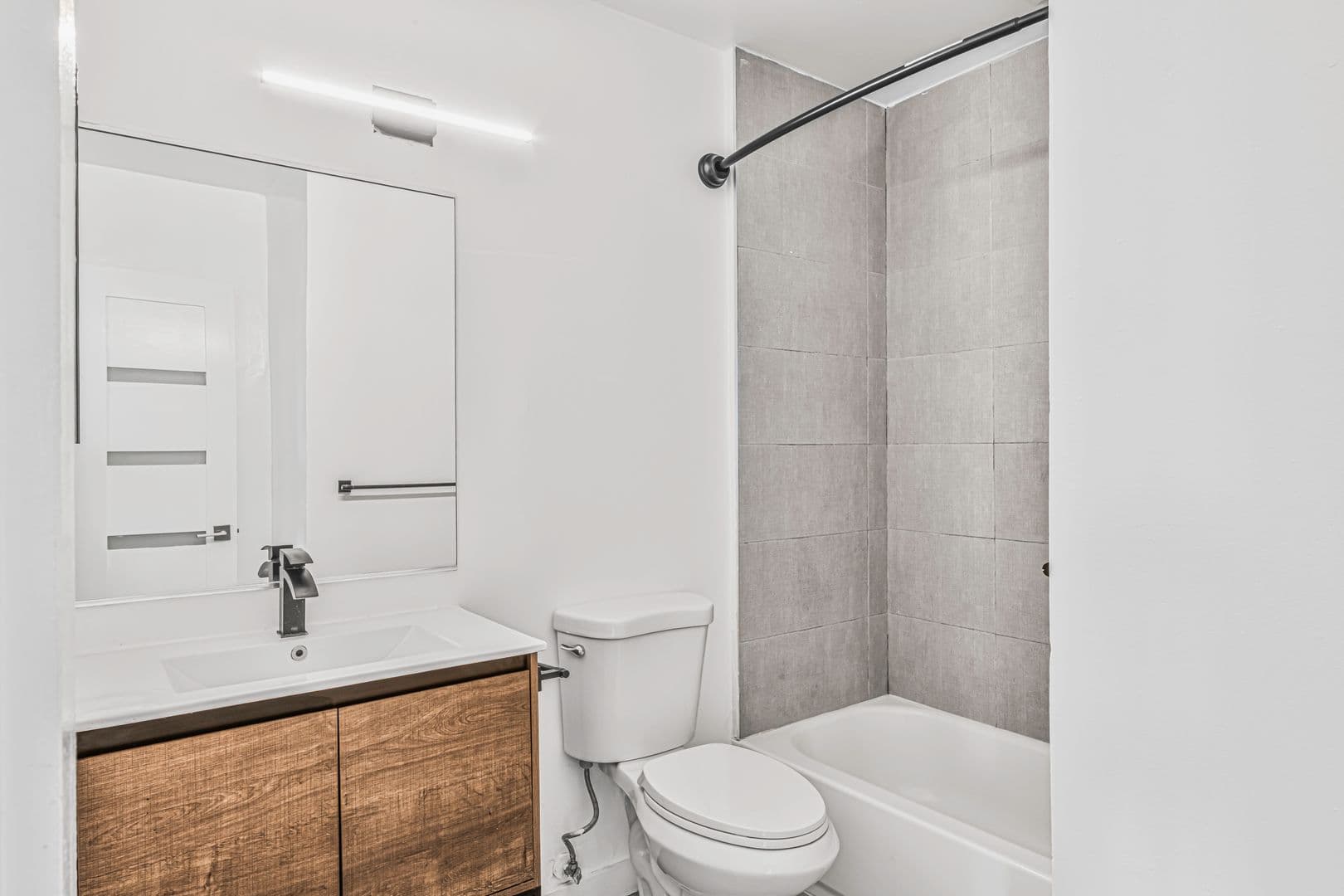 Los Angeles Apartment: 5005 August St