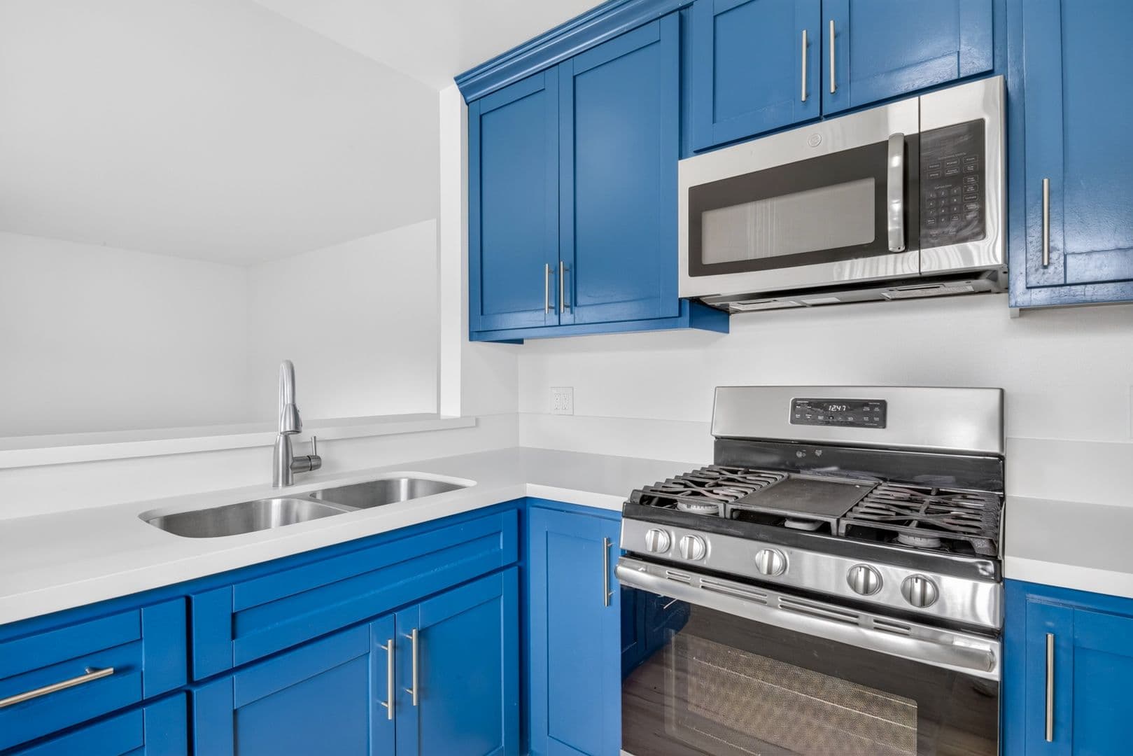 Long Beach Apartment: 921 Alamitos Ave.