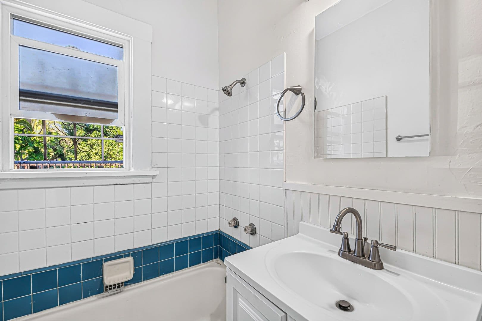 Long Beach Apartment: 1331 W 19th St
