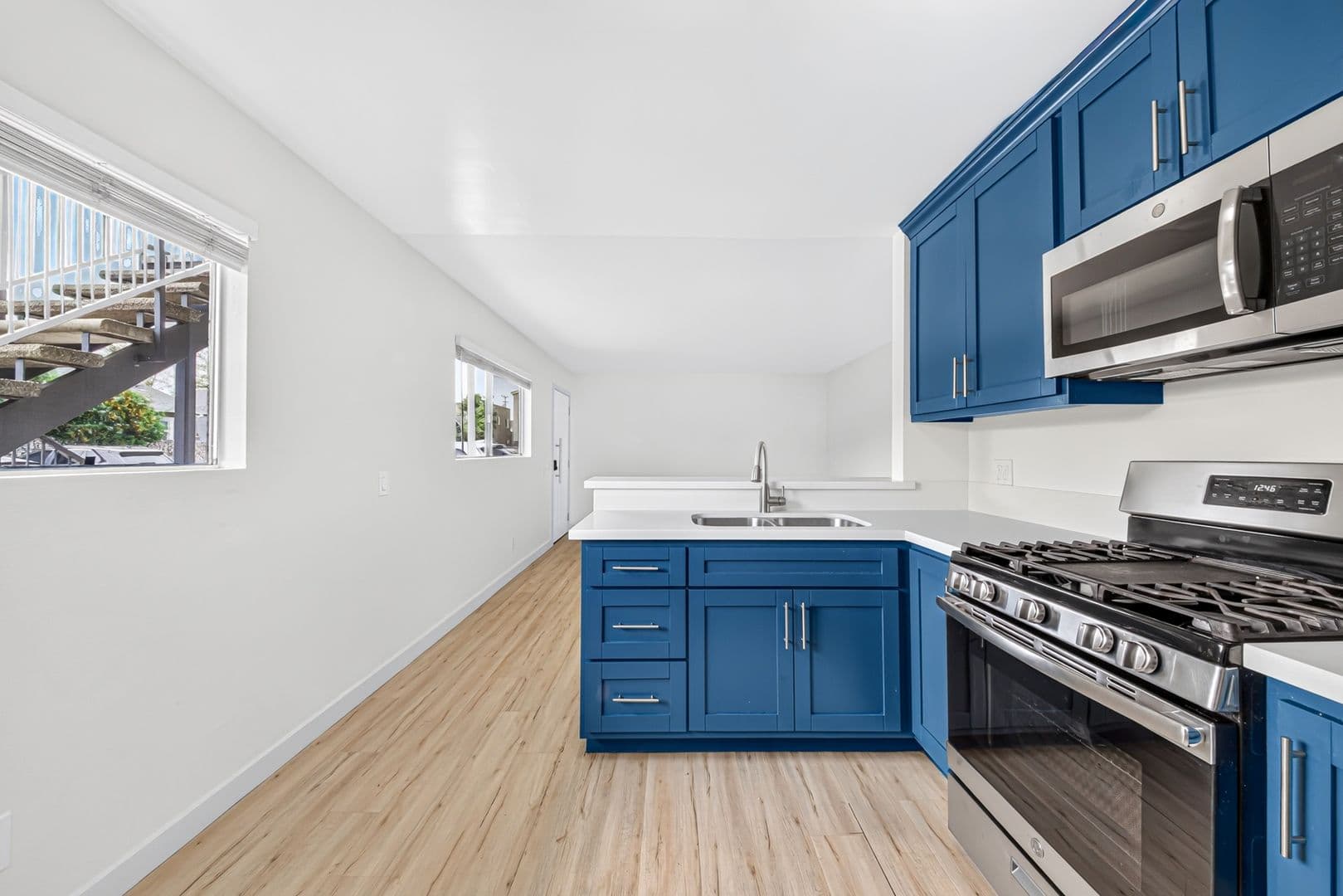 Long Beach Apartment: 921 Alamitos Ave.