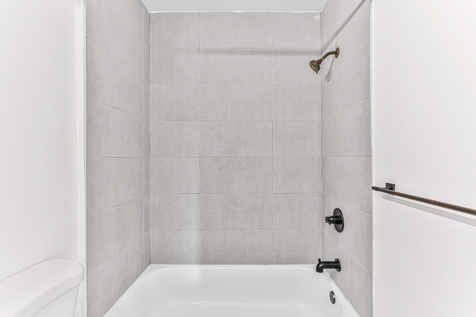 Los Angeles Apartment: 5005 August St