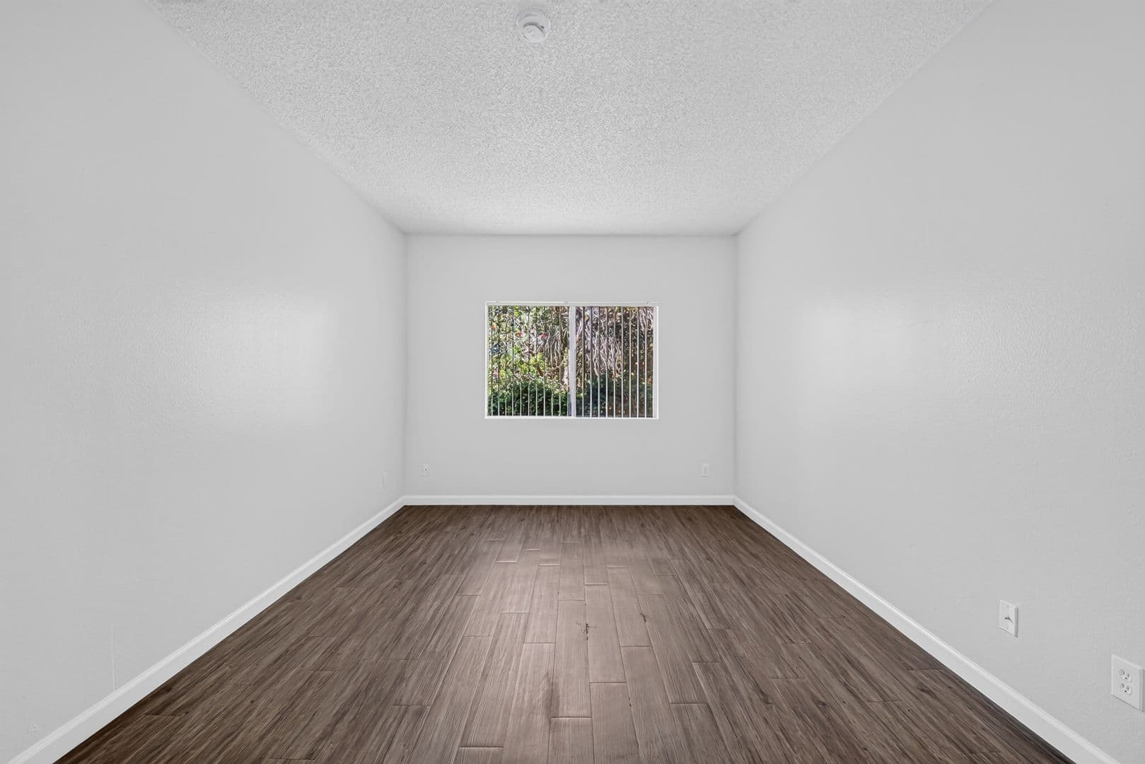 Los Angeles Apartment: 10749 Francis Pl