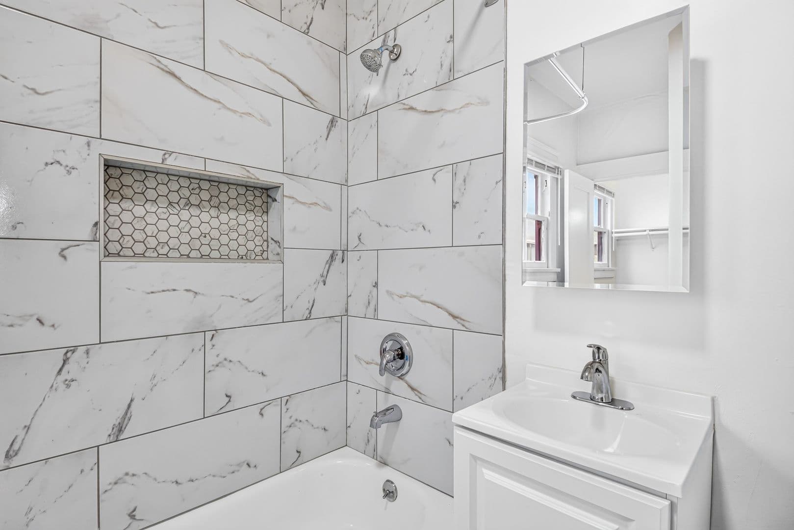 Long Beach Apartment: 1045 E 4th Street