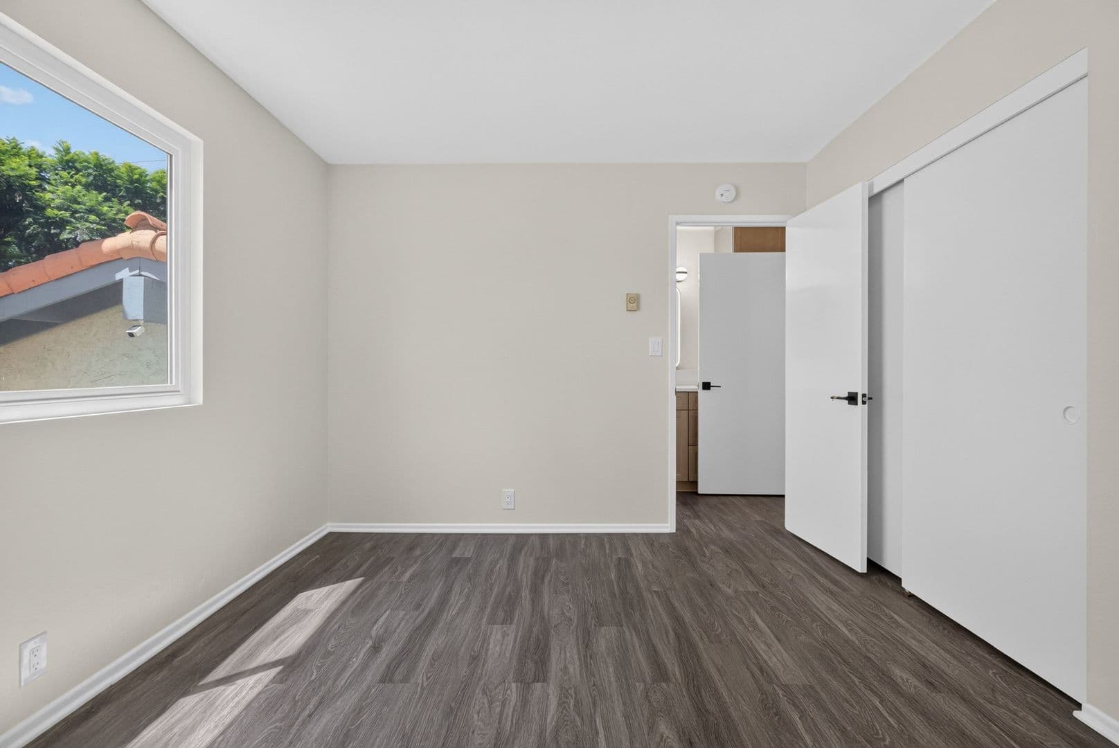 Long Beach Apartment: 648 Coronado Ave #A