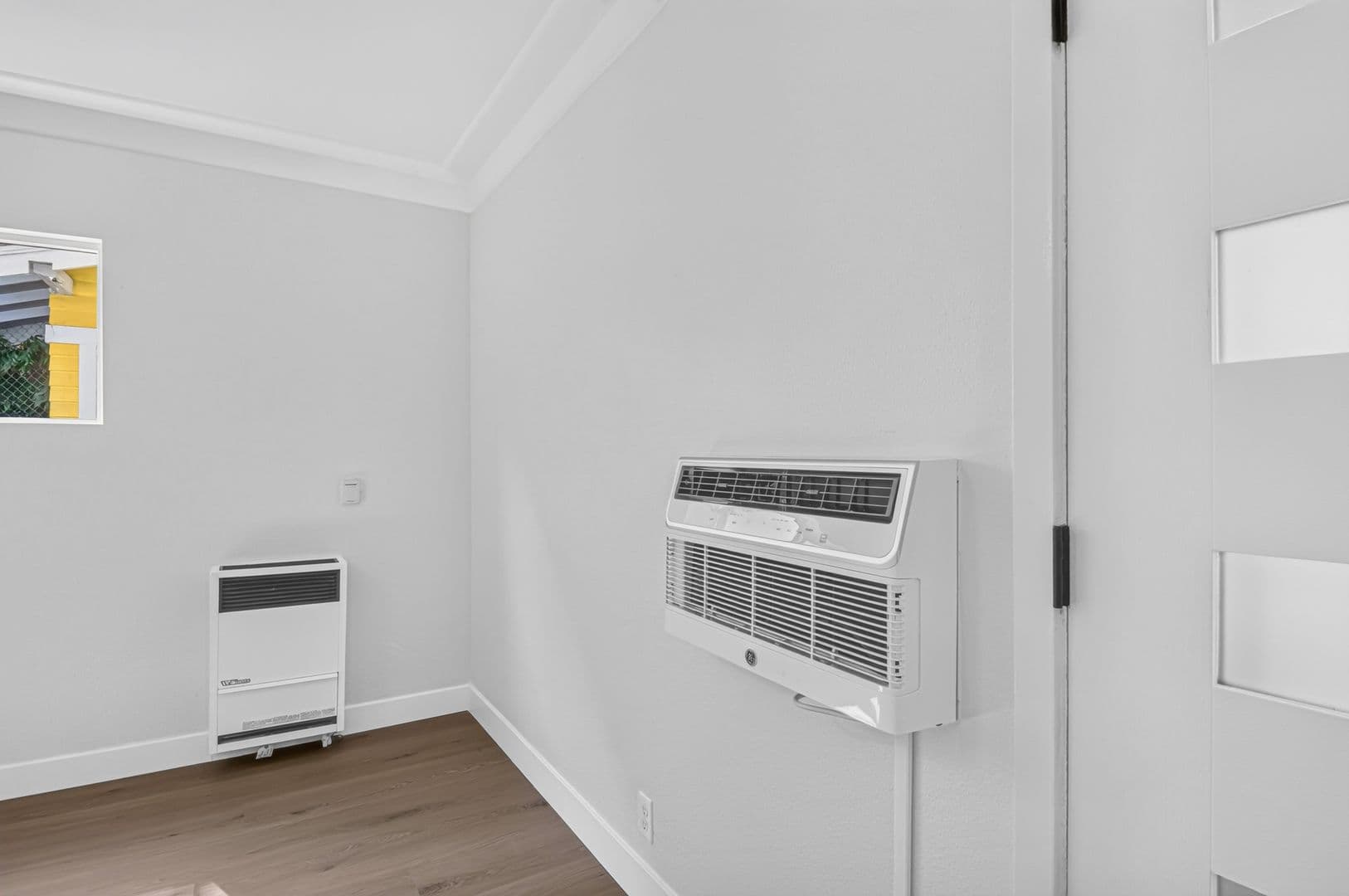 Long Beach Apartment: 526 Lime Avenue