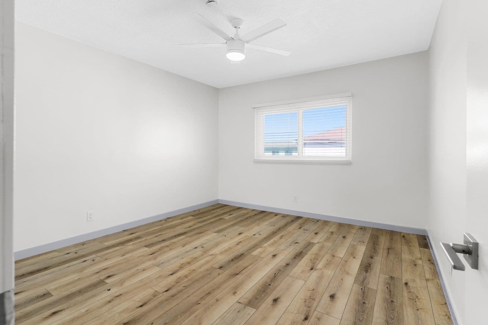Inglewood Apartment: 112 E Buckthorn Street