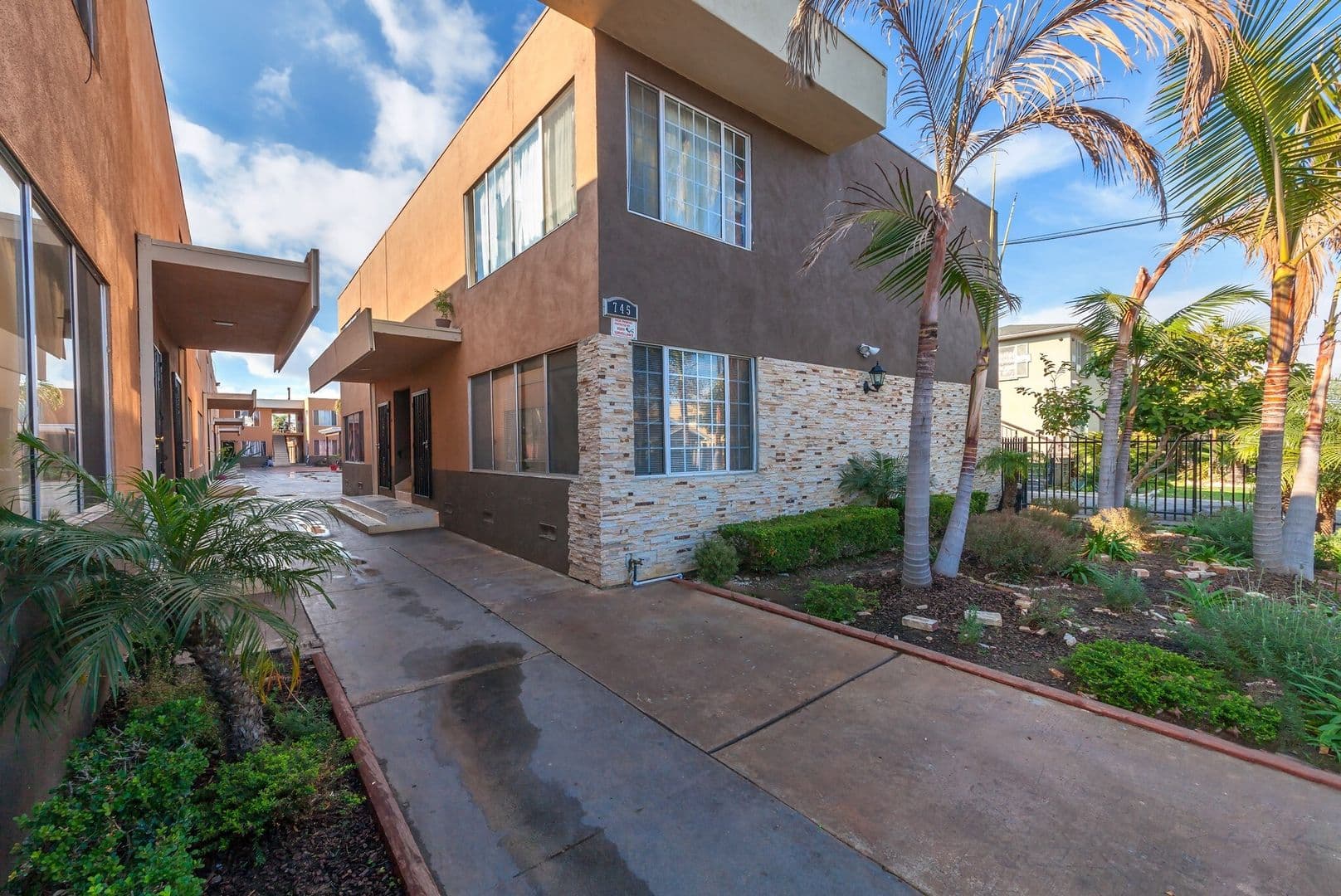 Long Beach Apartment: 731 Orange Avenue