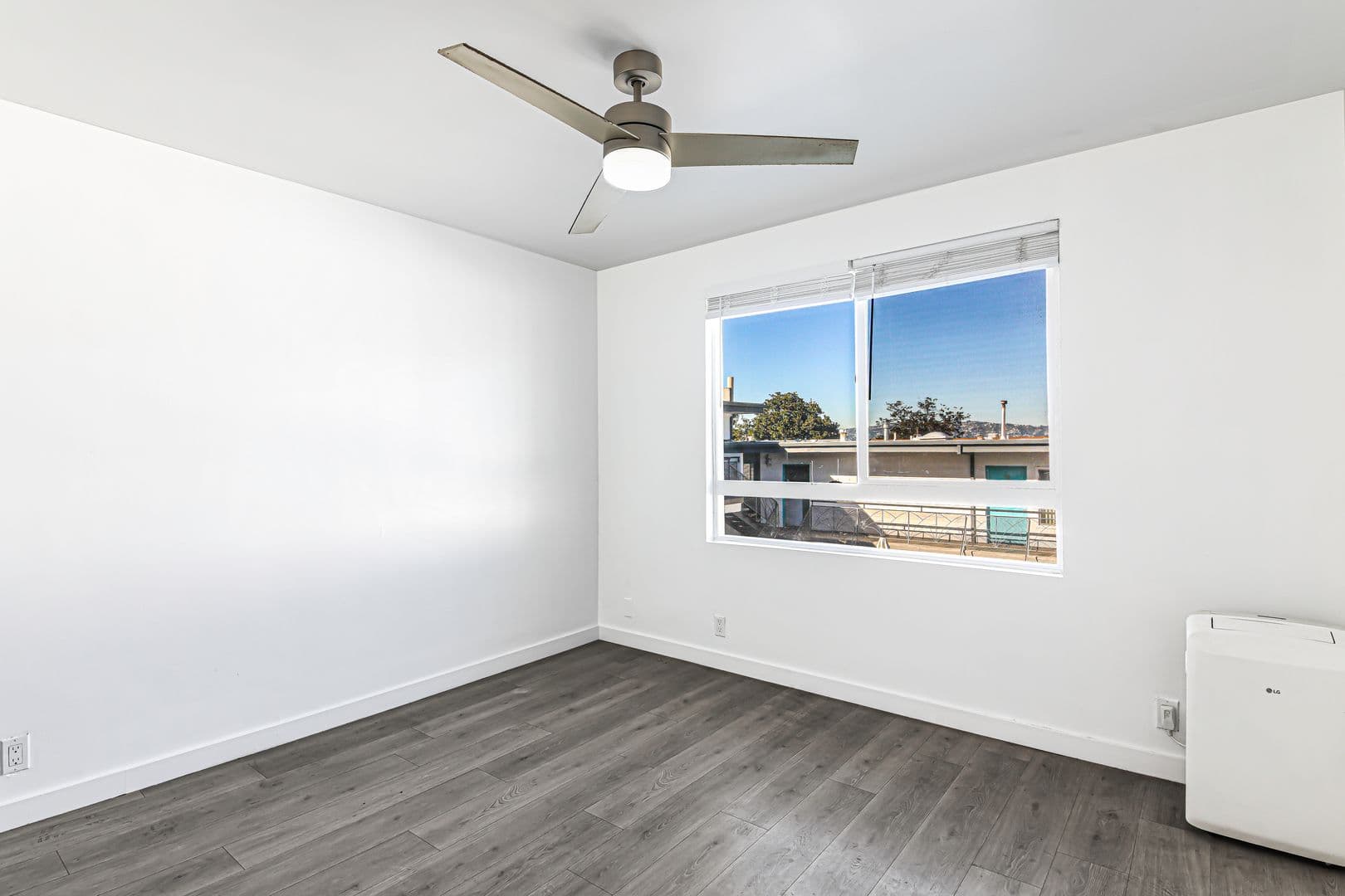 Los Angeles Apartment: 5005 August St
