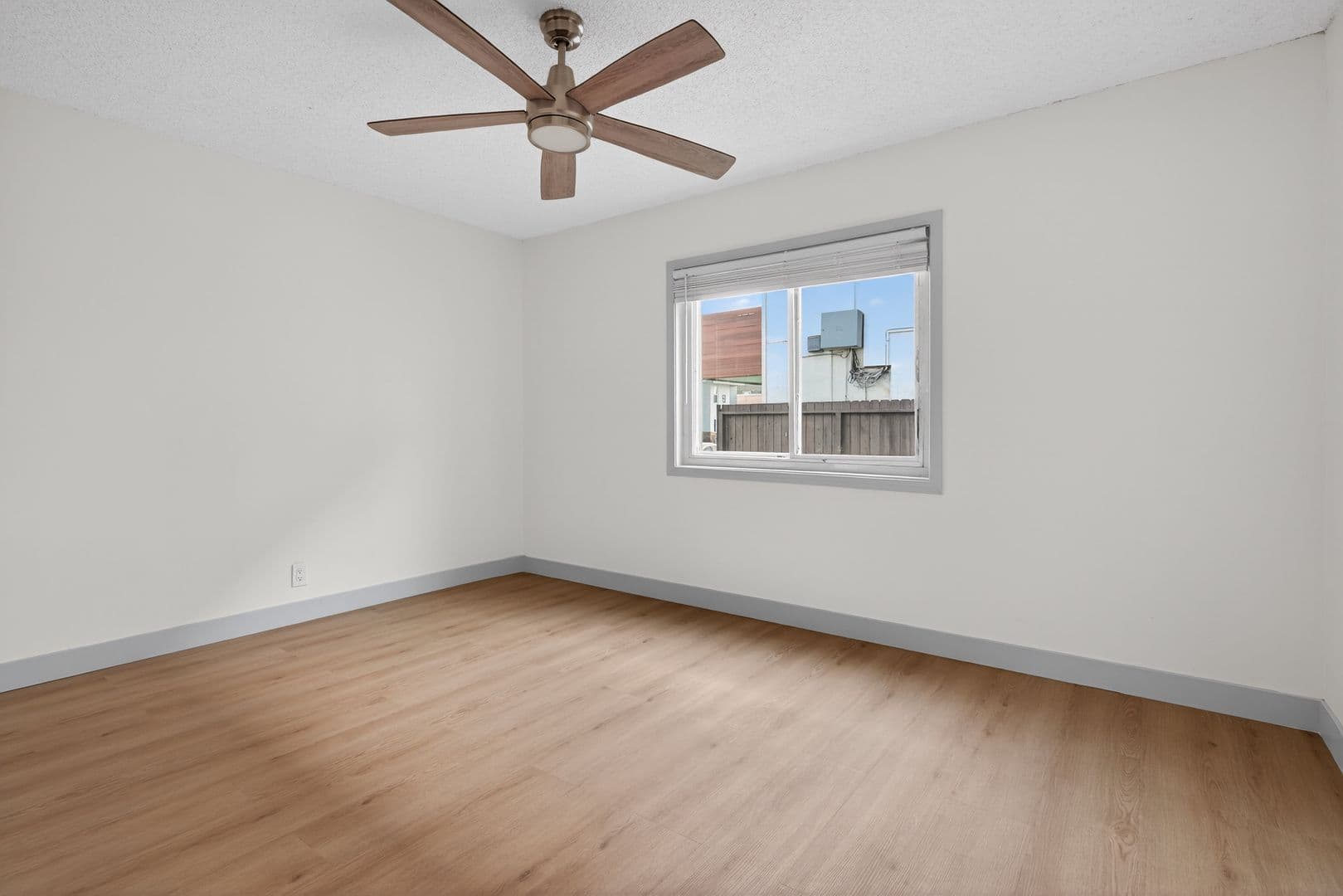 Long Beach Apartment: 933 Alamitos Ave
