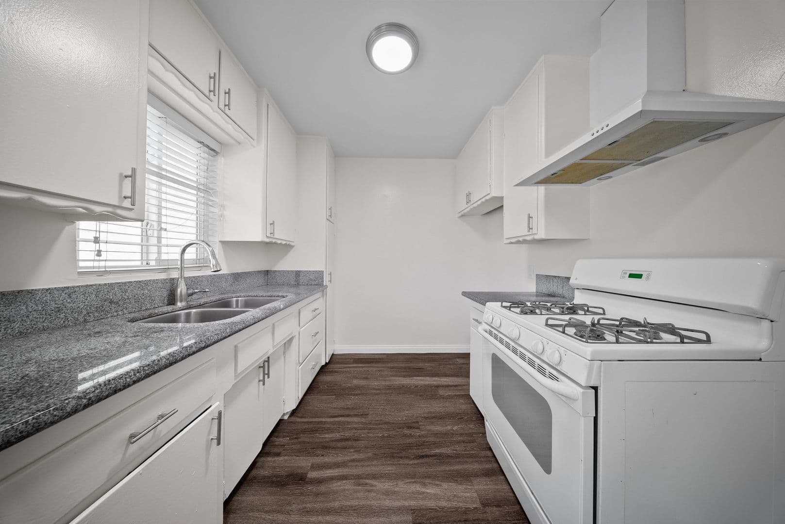 Long Beach Apartment: 1577 Pine Avenue