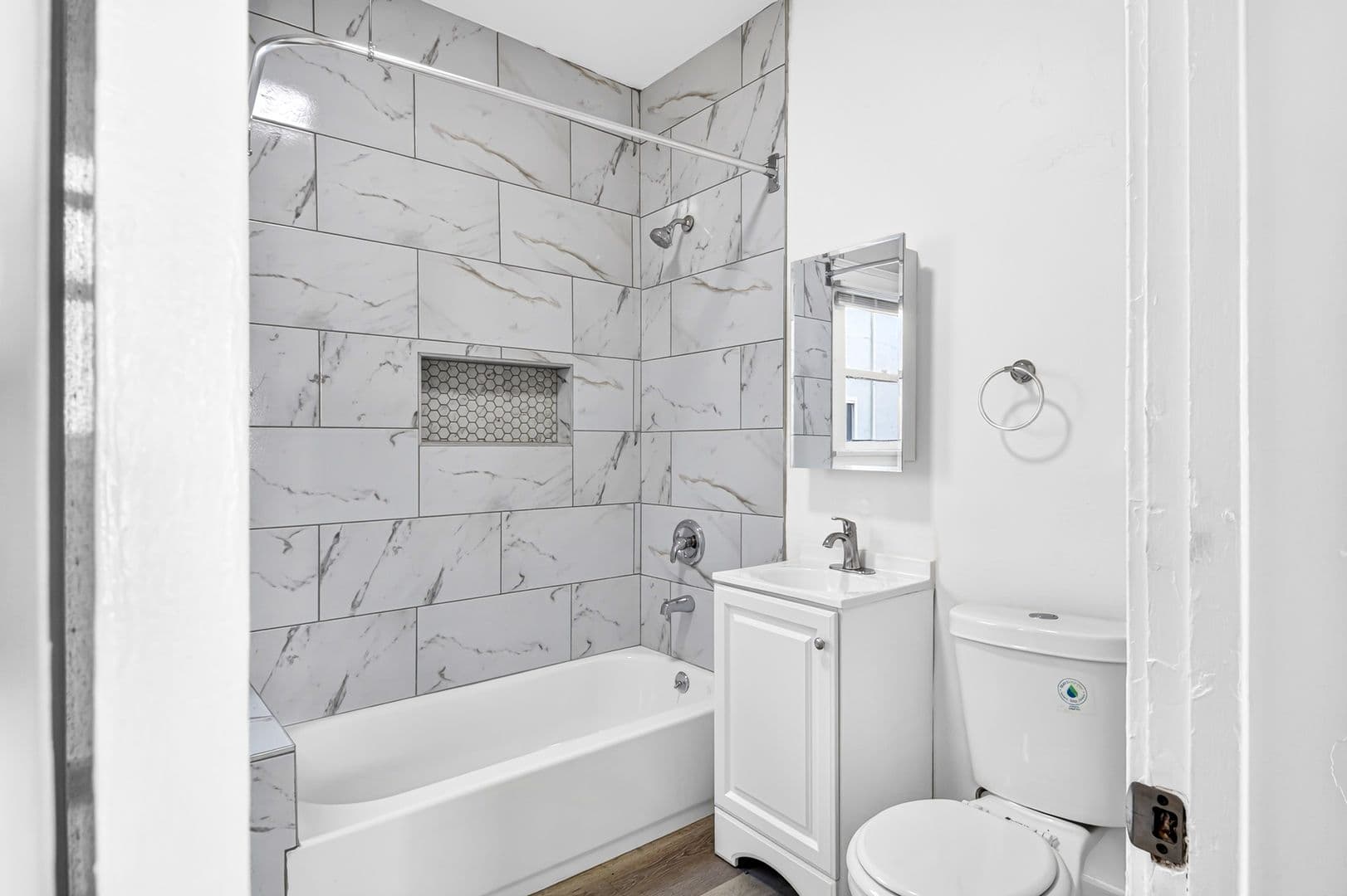 Long Beach Apartment: 1045 E 4th Street
