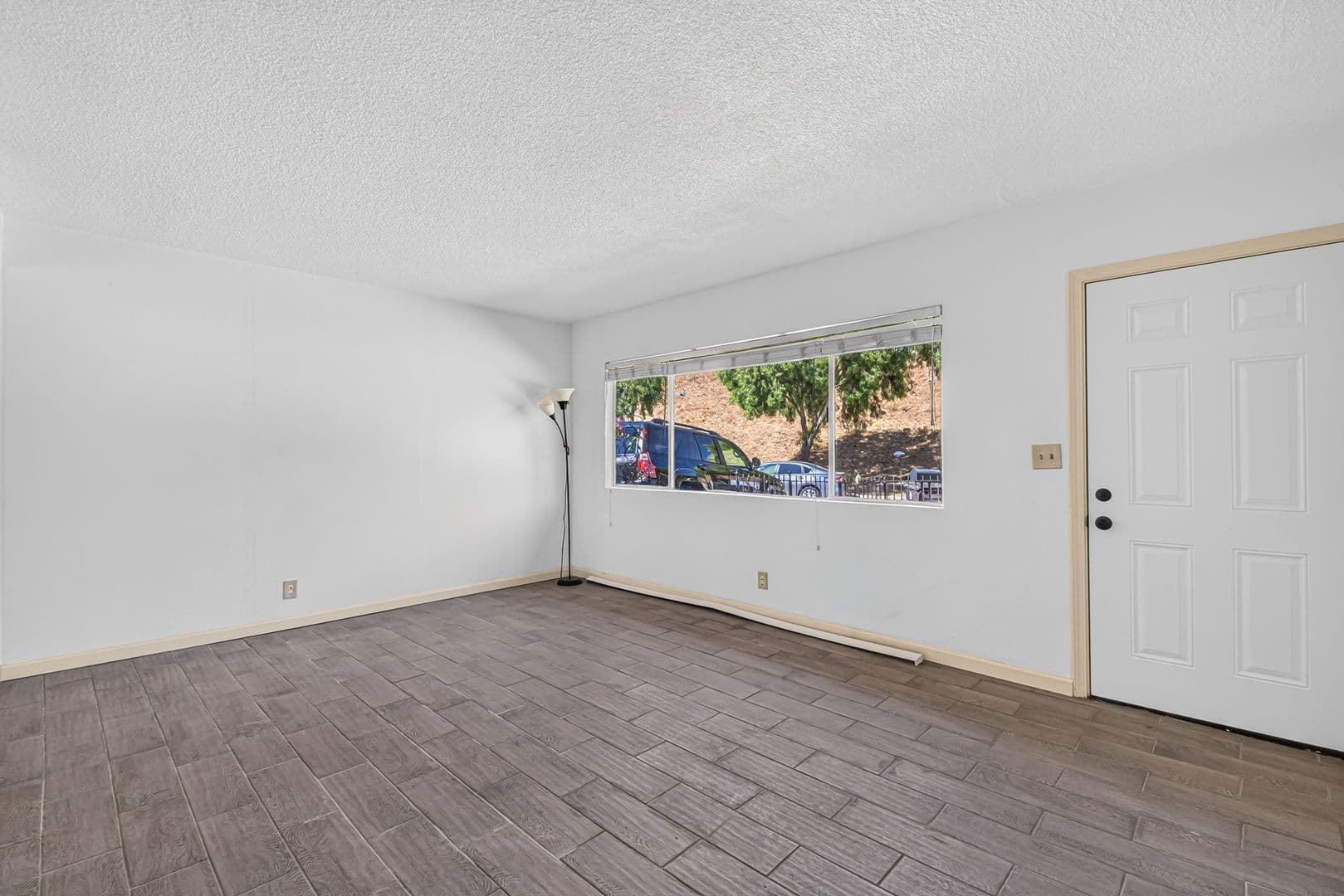 Long Beach Apartment: 328 E 49th St
