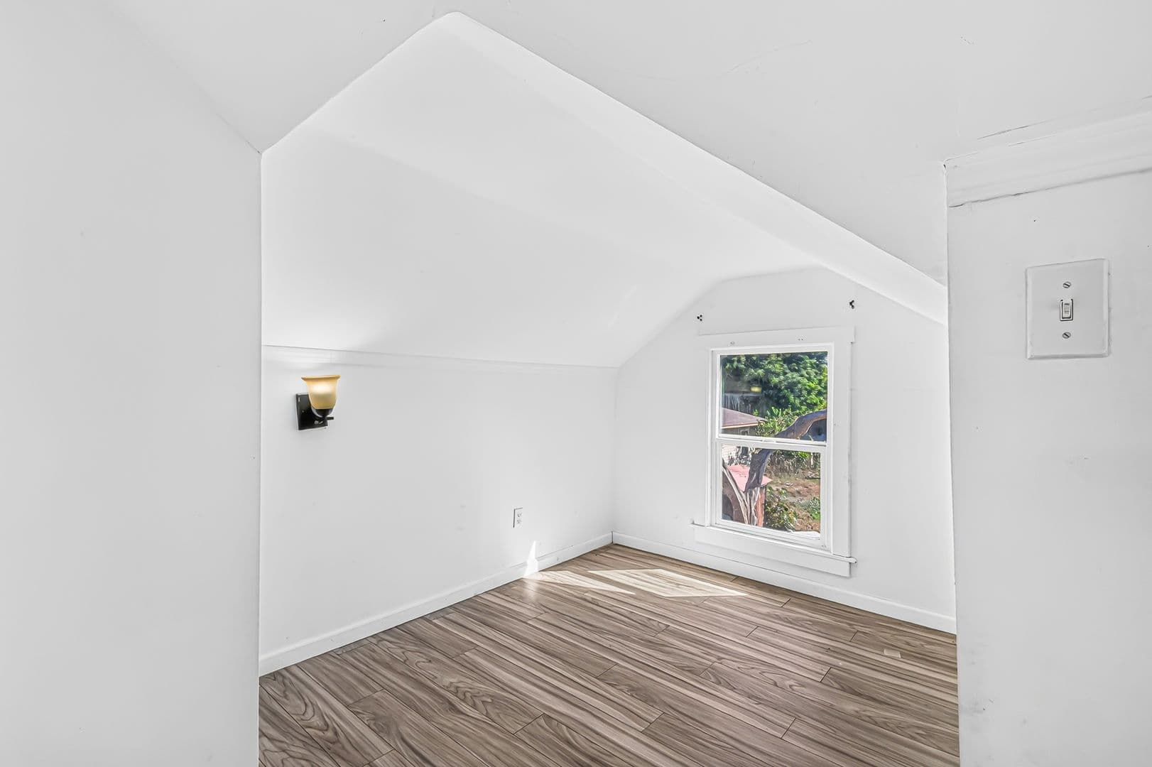 Long Beach Apartment: 1331 W 19th St
