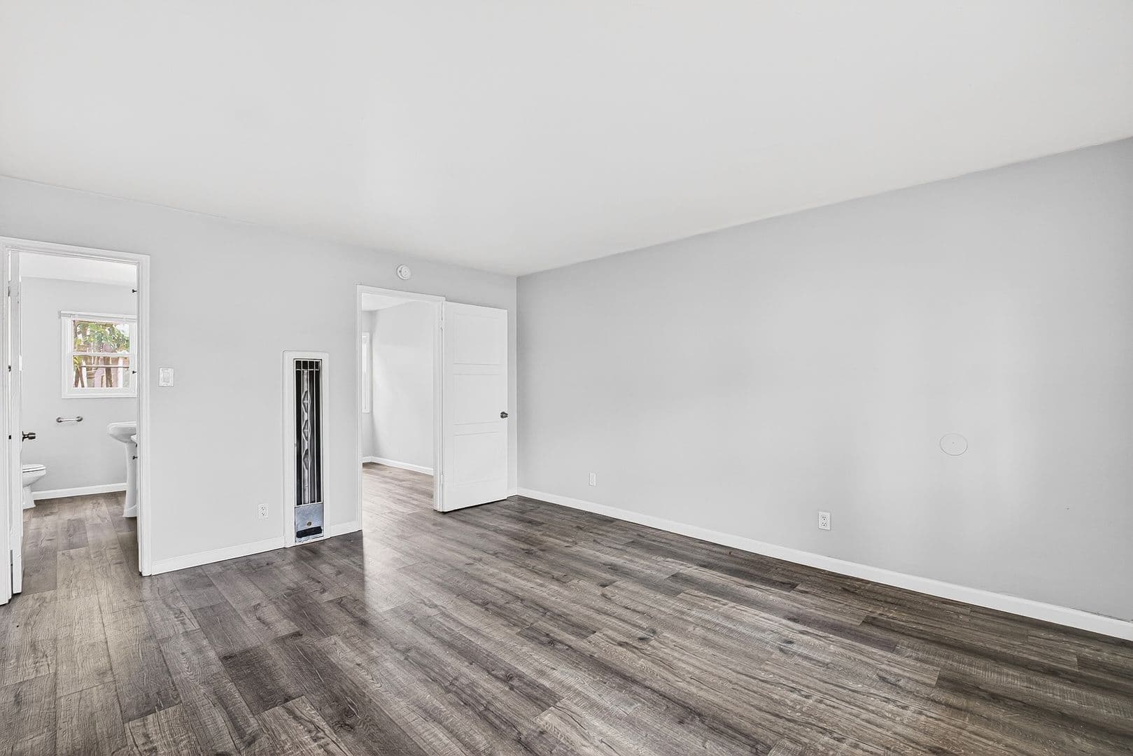 Long Beach Apartment: 445 W 15th St
