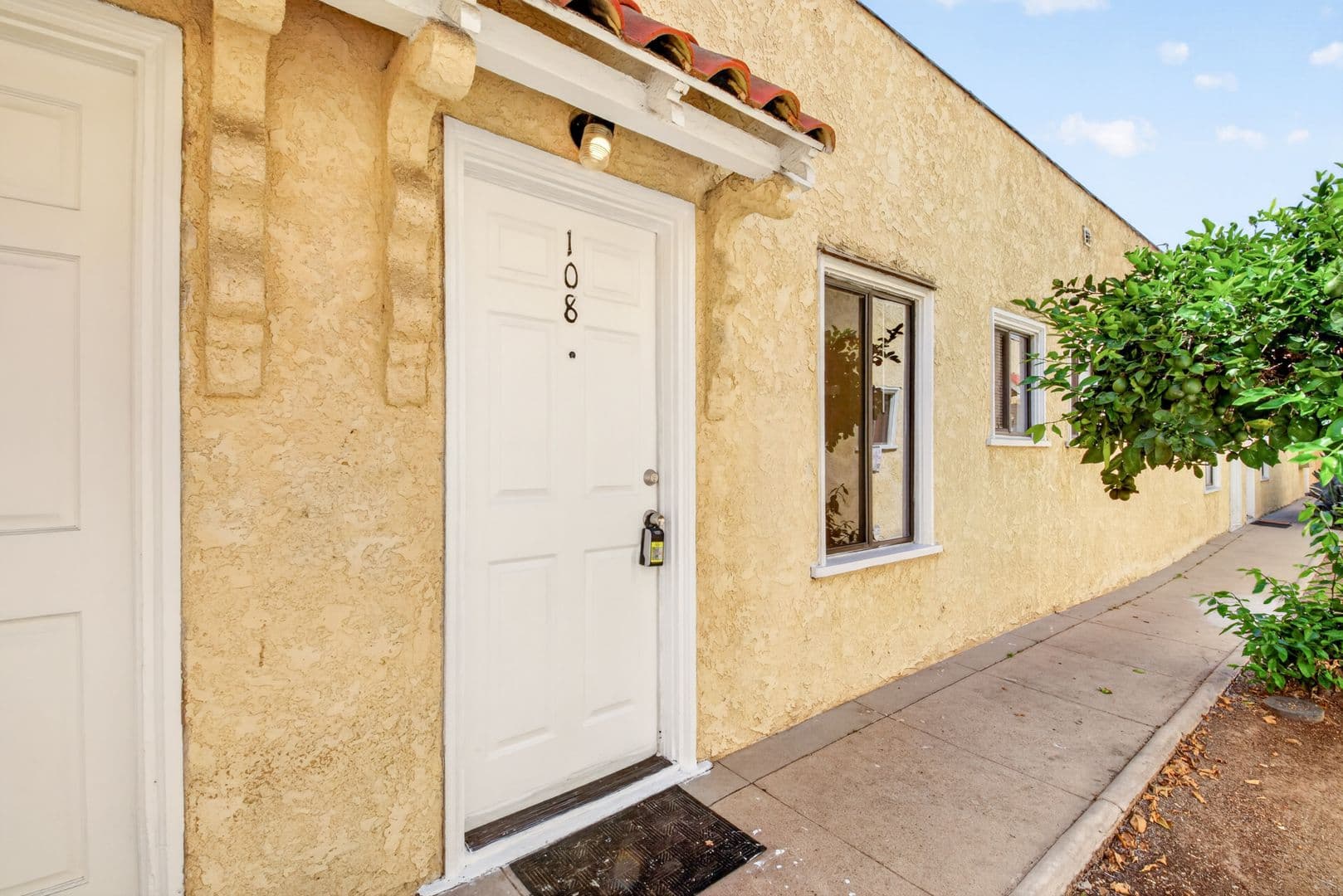 Long Beach Apartment: 1074 Obispo Ave