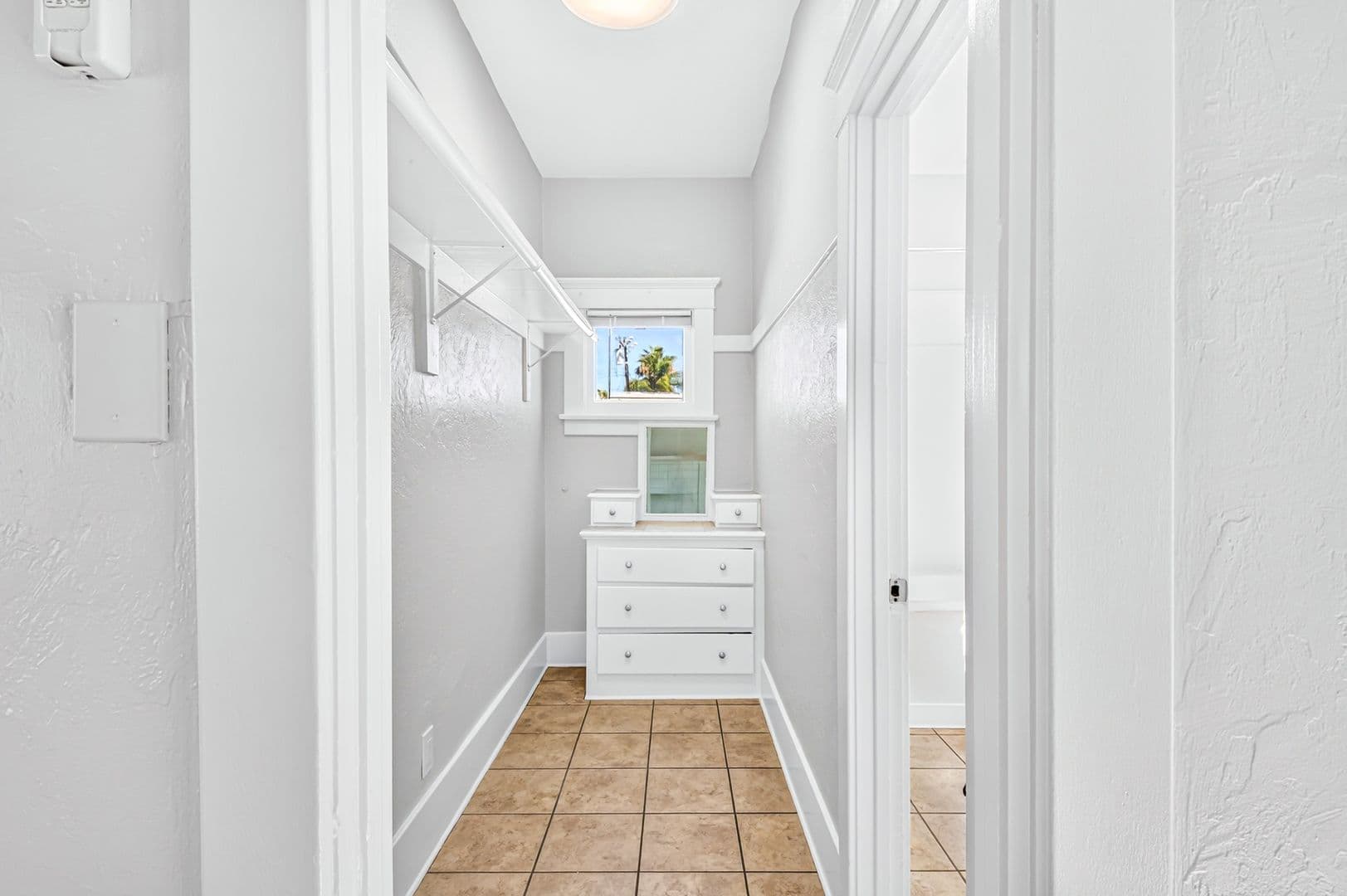 Long Beach Apartment: 1049 E 5th Street