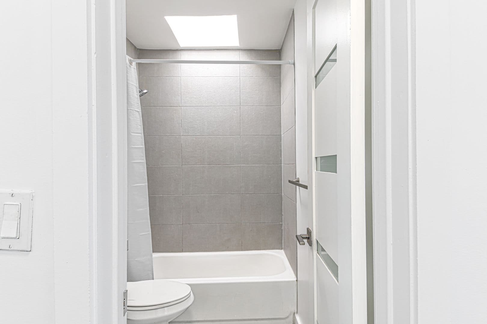 Los Angeles Apartment: 5005 August St