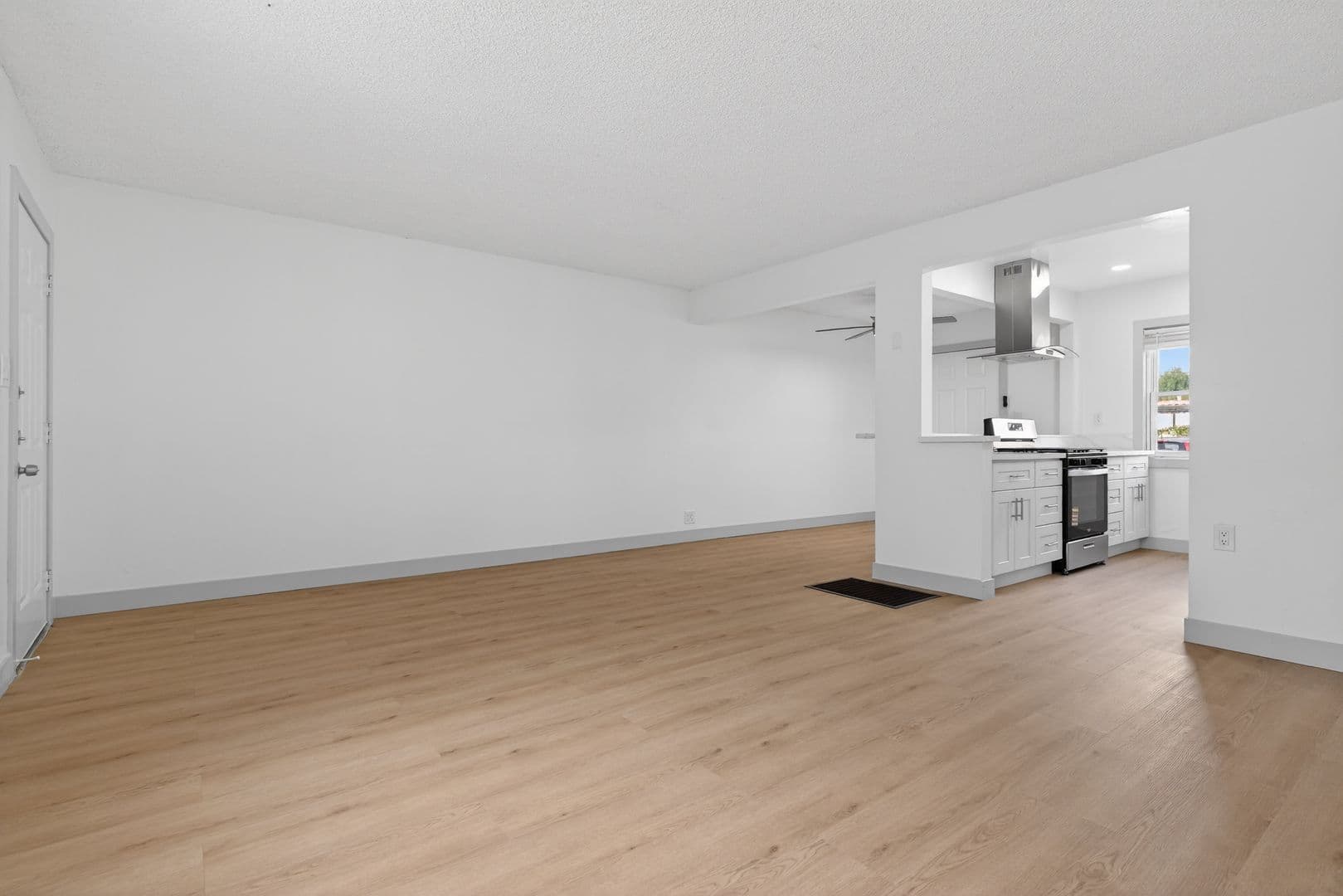 Long Beach Apartment: 933 Alamitos Ave