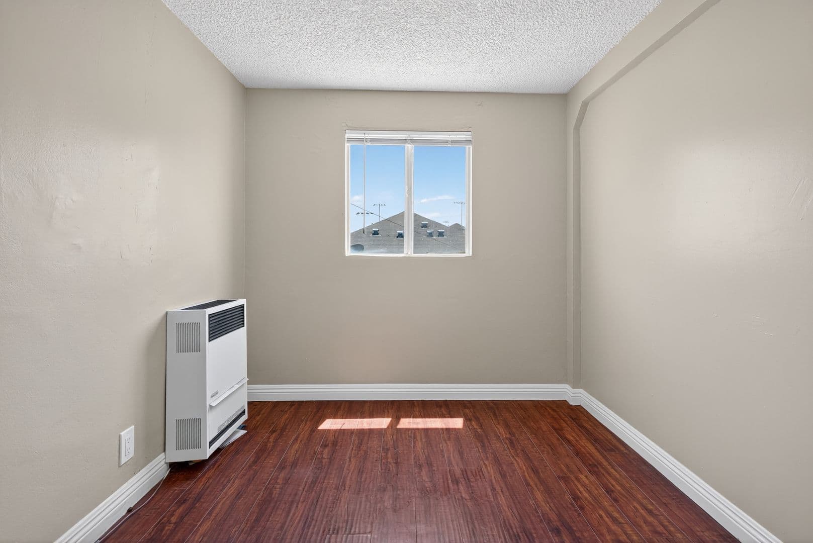 Los Angeles Apartment: 429 East 49th St.