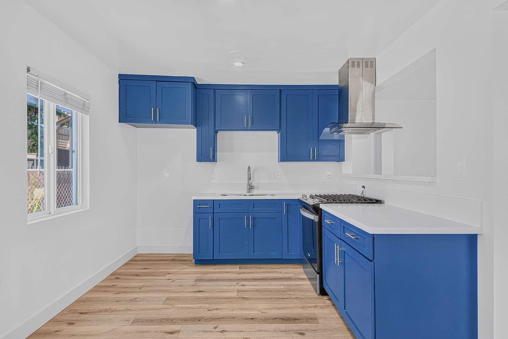 Long Beach Apartment: 933 Alamitos Ave