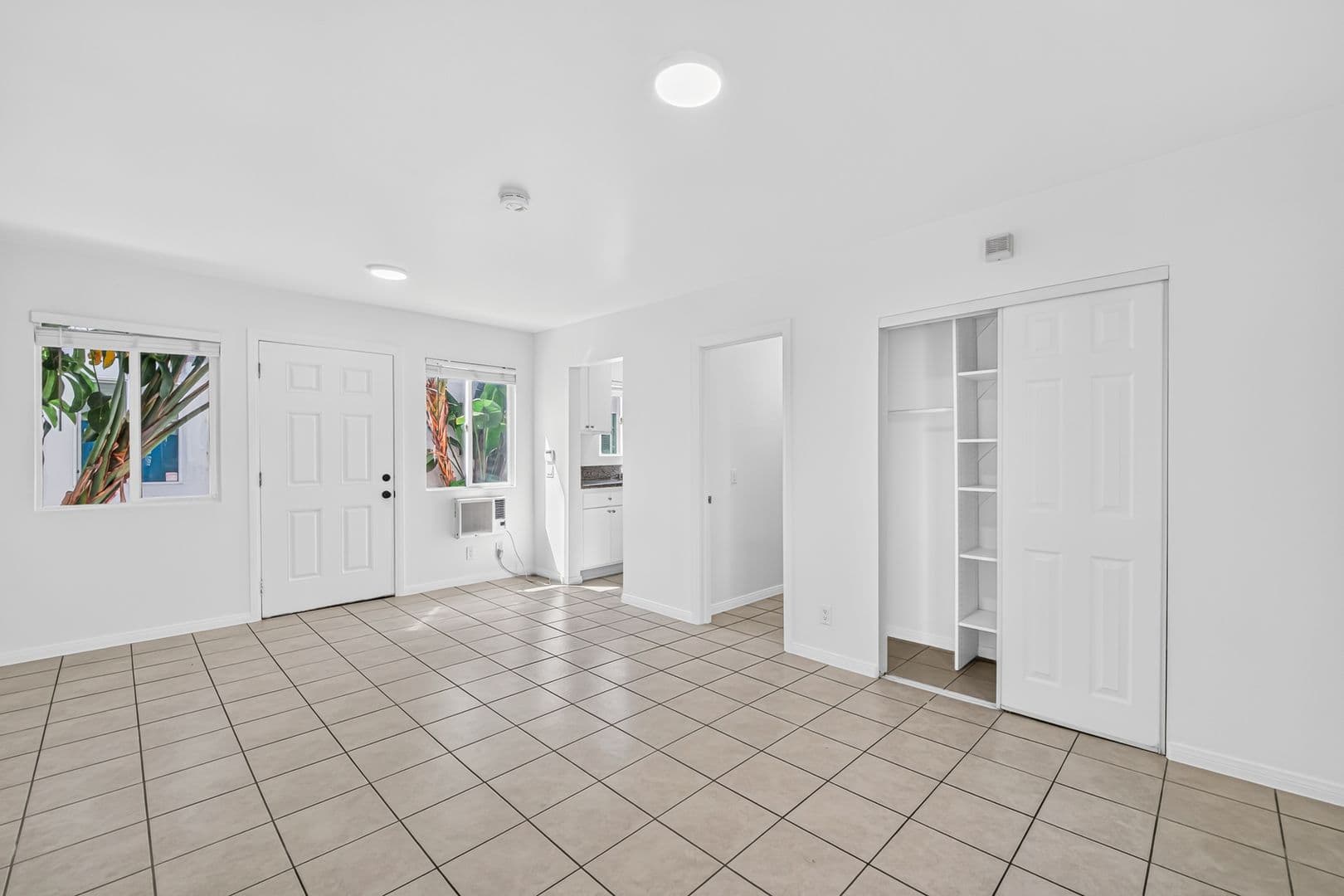 Long Beach Apartment: 67 Alamitos Ave