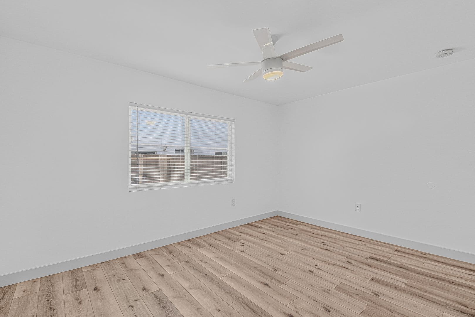 Long Beach Apartment: 933 Alamitos Ave