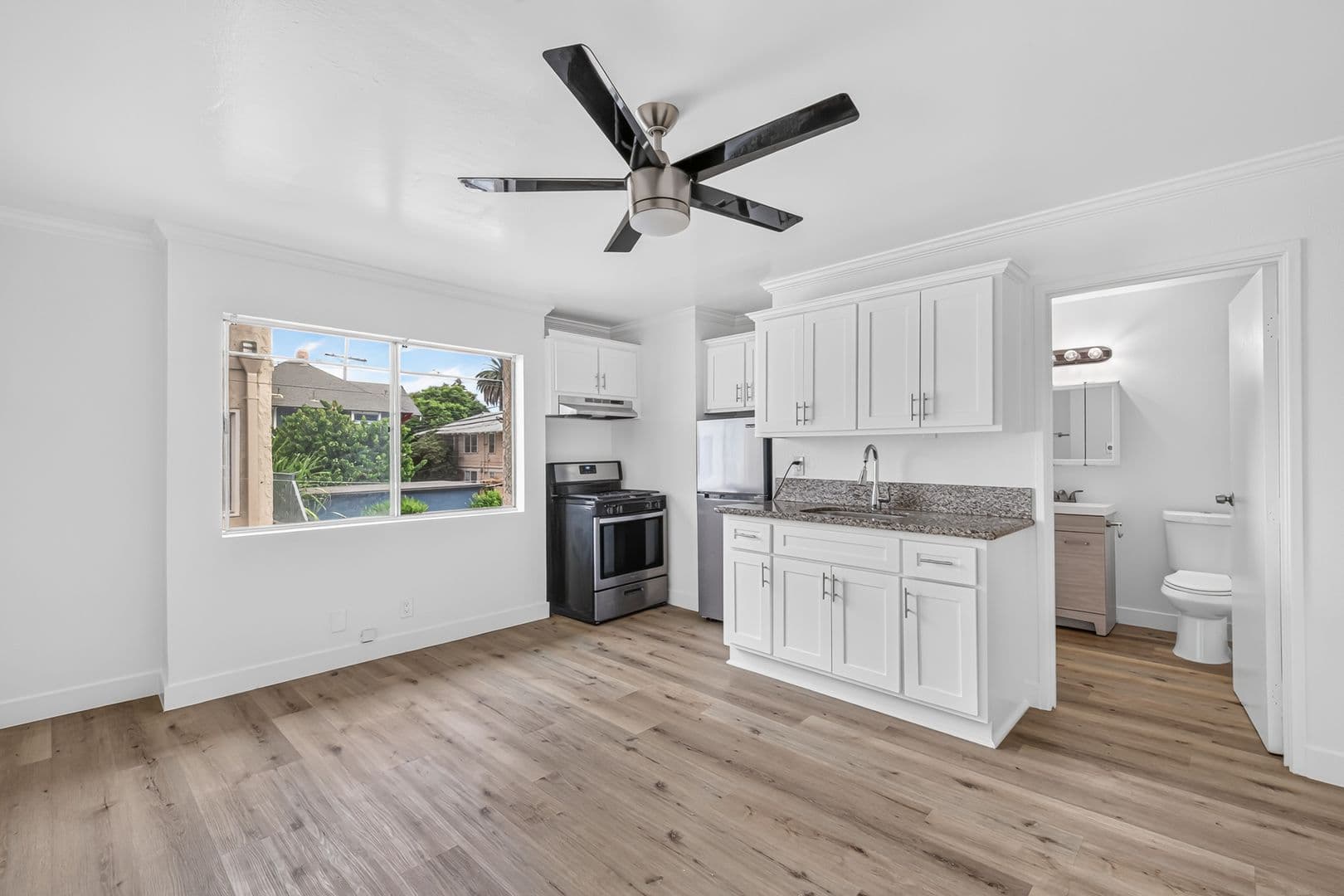 Long Beach Apartment: 730 Magnolia Avenue