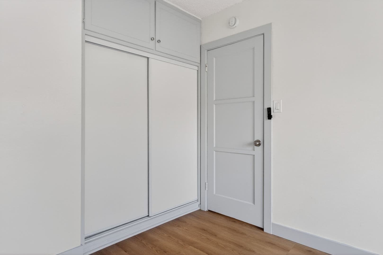 Long Beach Apartment: 933 Alamitos Ave