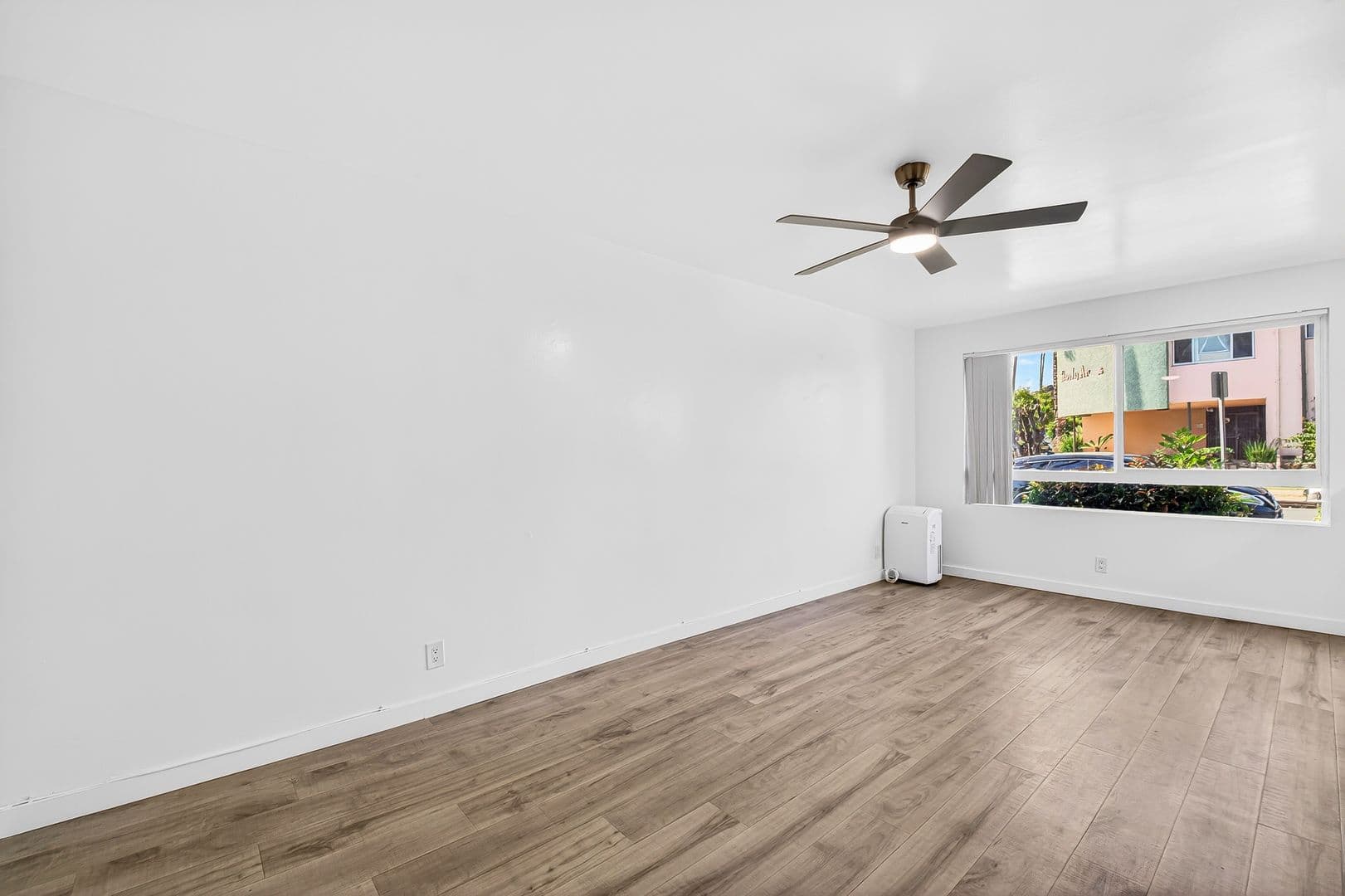 Los Angeles Apartment: 5005 August St