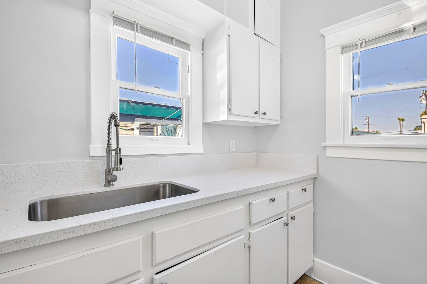 Long Beach Apartment: 1049 E 5th Street