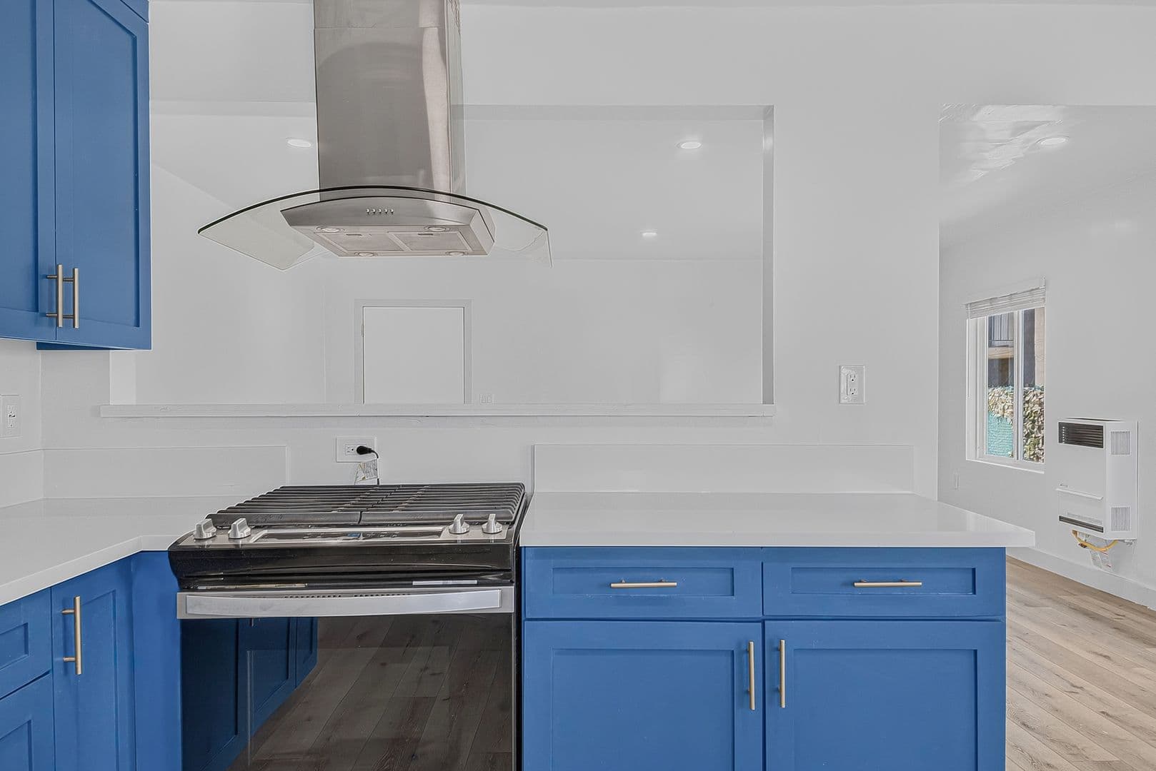 Long Beach Apartment: 933 Alamitos Ave