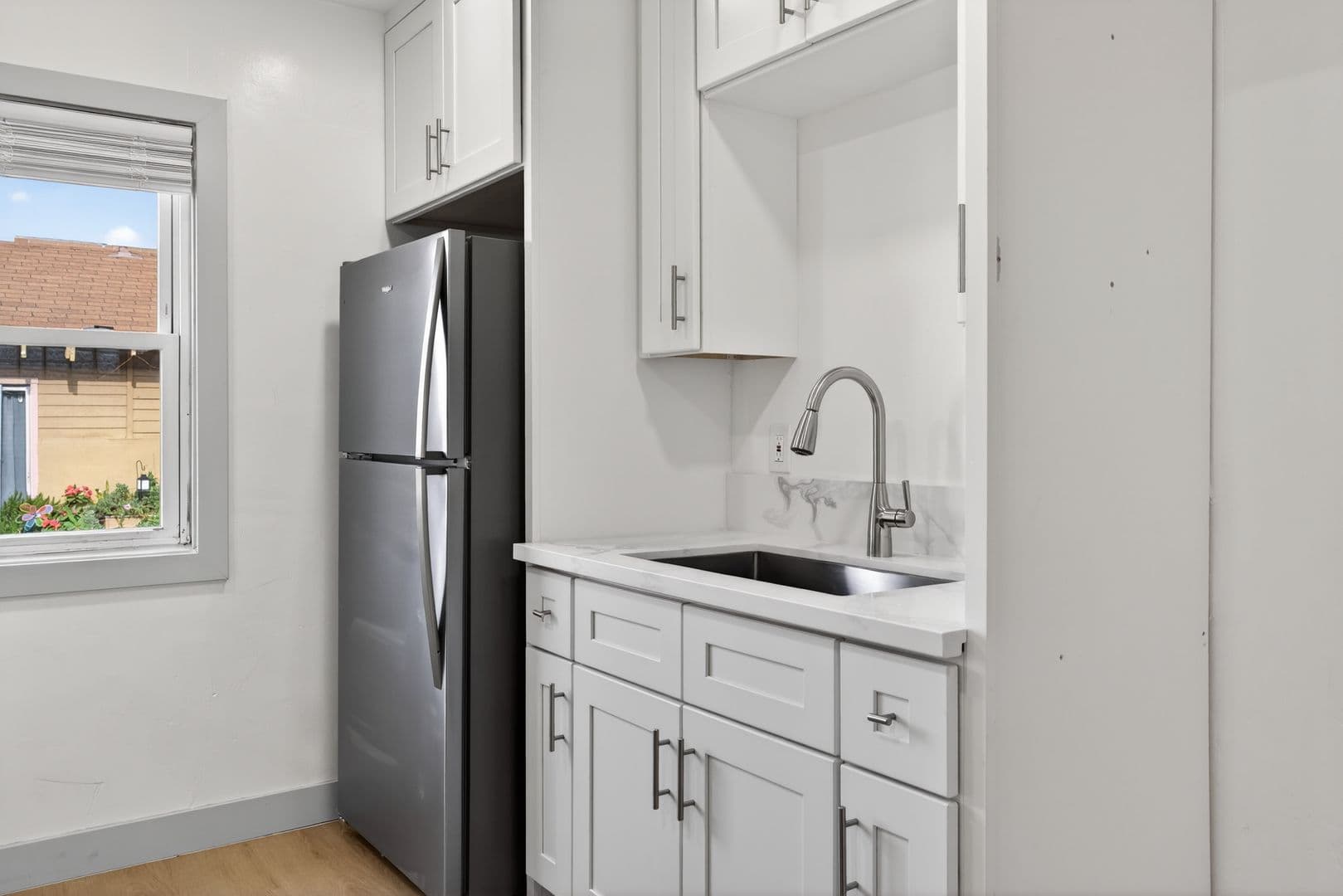 Long Beach Apartment: 933 Alamitos Ave