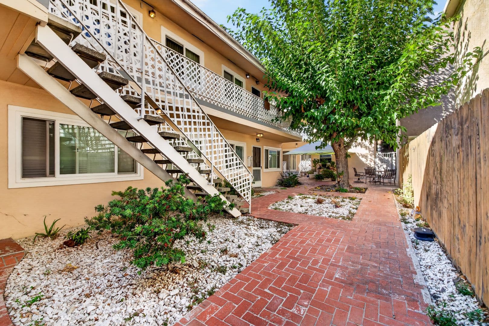 Long Beach Apartment: 2325 E 2nd Street