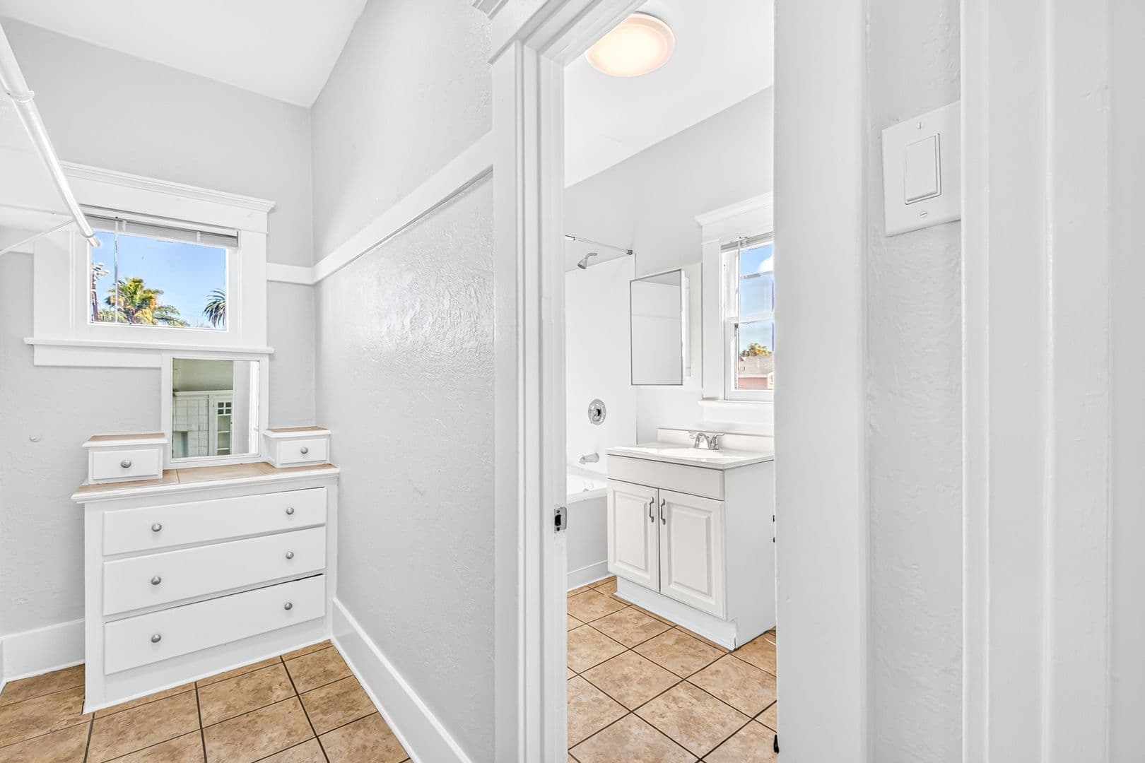 Long Beach Apartment: 1049 E 5th Street