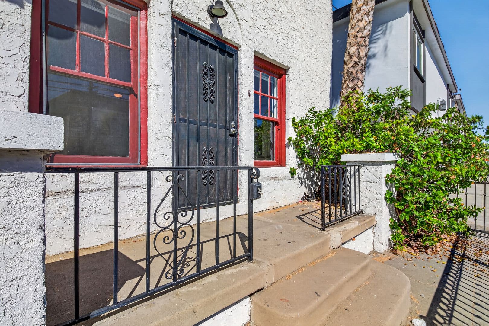 Long Beach Apartment: 1045 E 4th Street