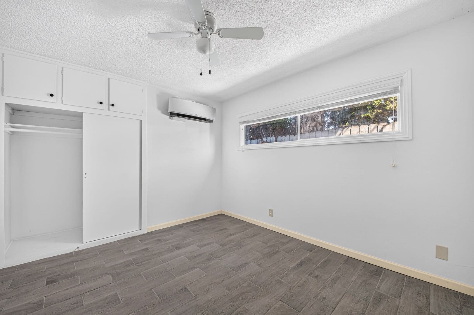 Long Beach Apartment: 328 E 49th St