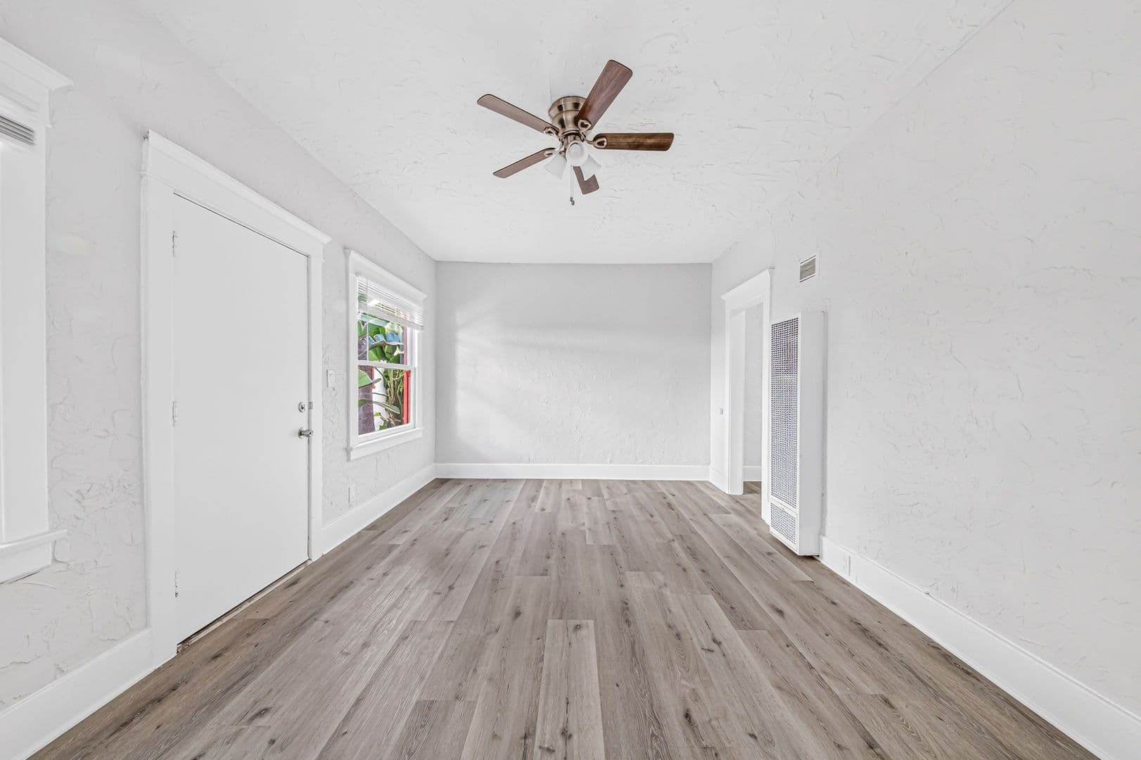 Long Beach Apartment: 1045 E 4th Street