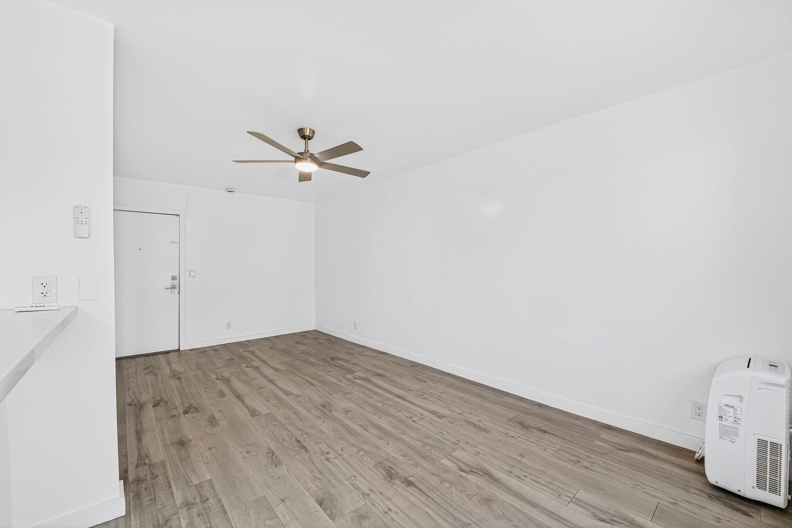 Los Angeles Apartment: 5005 August St