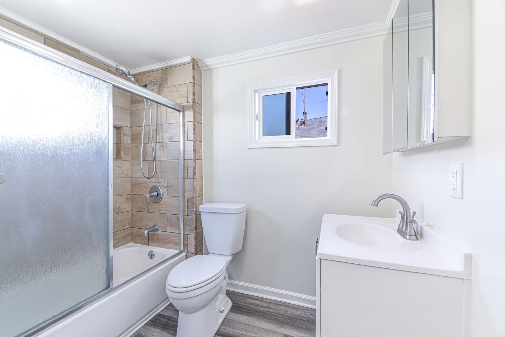 Long Beach Apartment: 1631 E 4th St