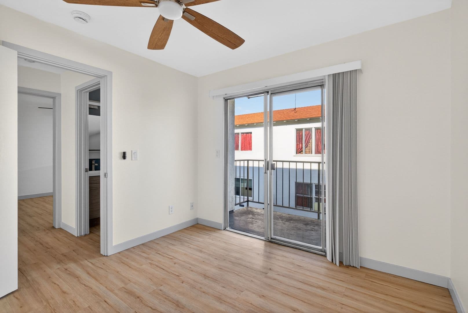Long Beach Apartment: 921 Alamitos Ave.
