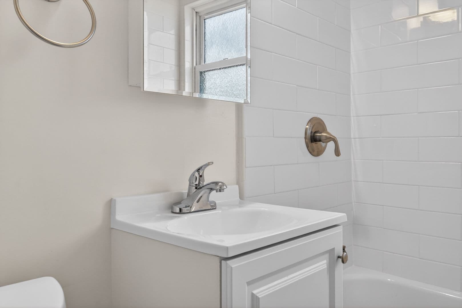 Long Beach Apartment: 933 Alamitos Ave
