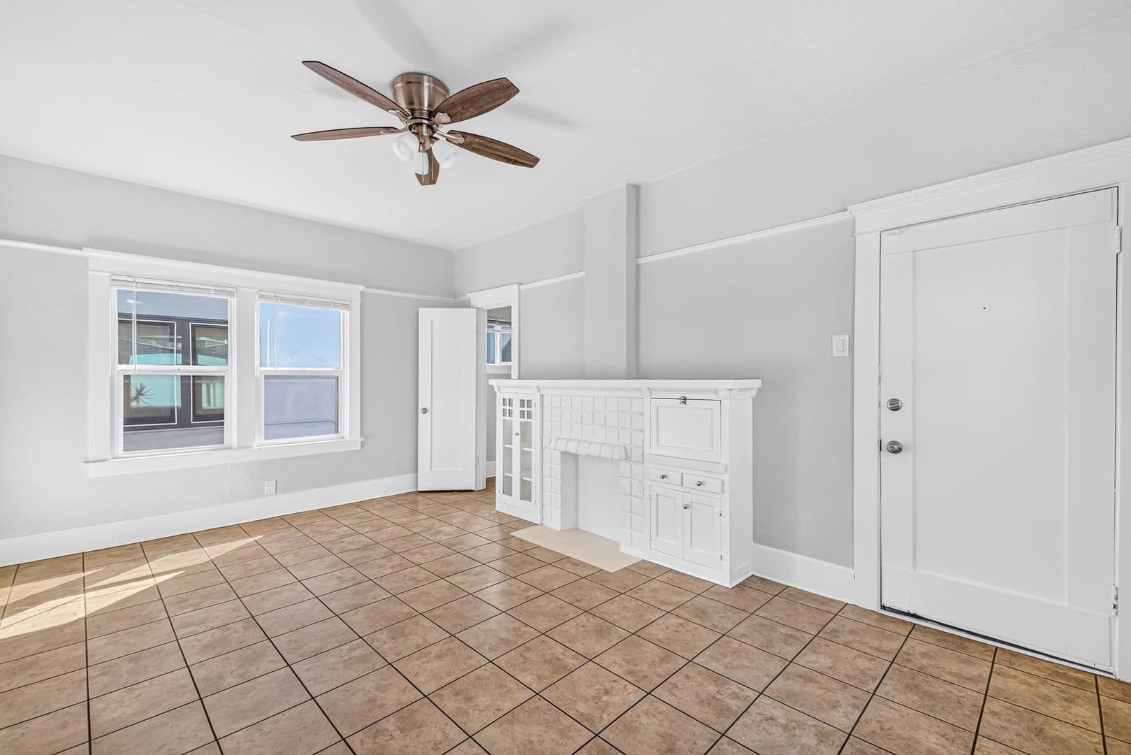 Long Beach Apartment: 1049 E 5th Street
